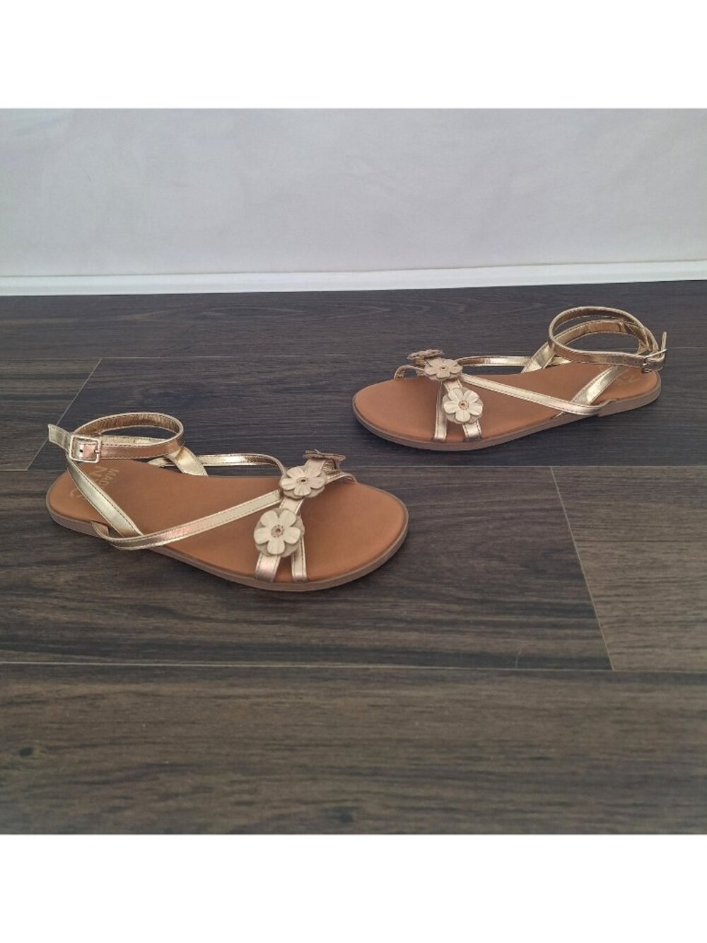 💙 Madden NYC Women’s Size 6 Gold Metallic Floral Ankle Strap Flat Sandals